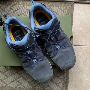 **DONATING** Keen Big Kids Hiking Waterproof low sneakers shoe, sz 6, unisex